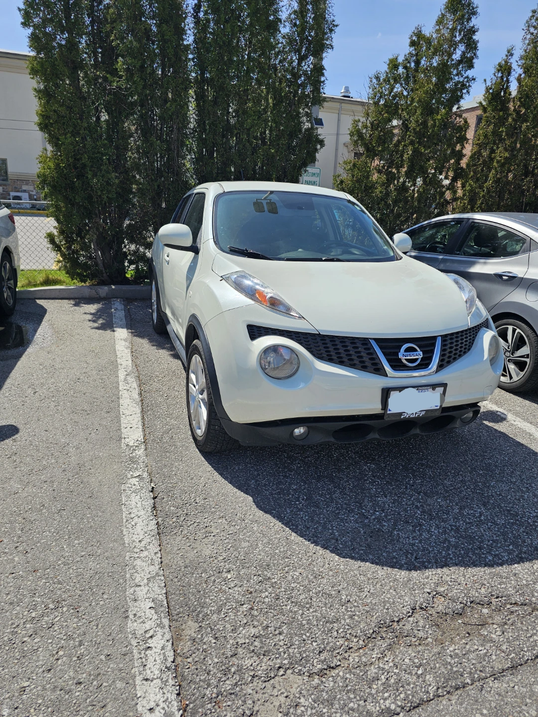 White Nissan Juke - photo 2