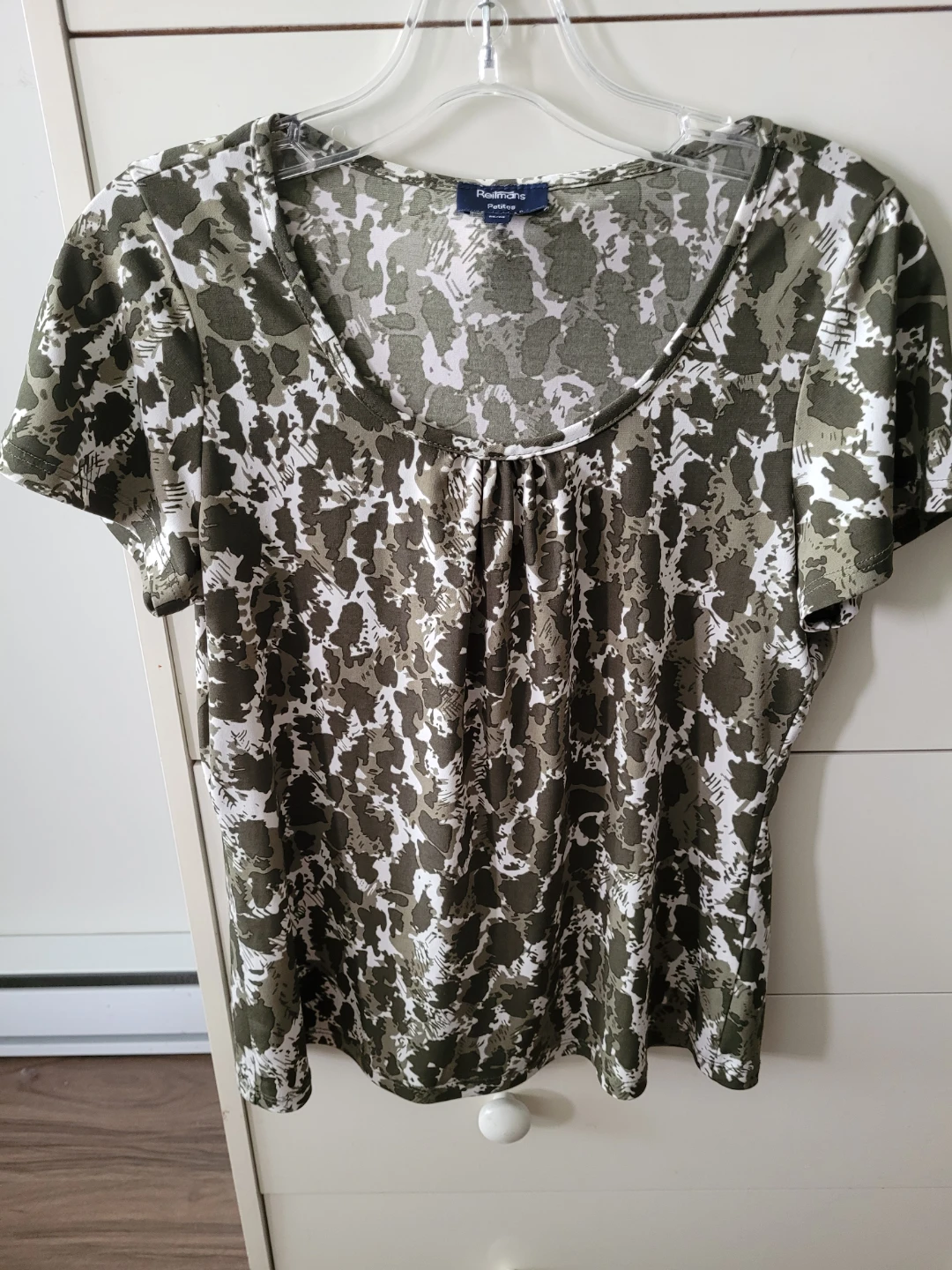 Reitmans Petite Green & White Camo Print Short Sleeve Top