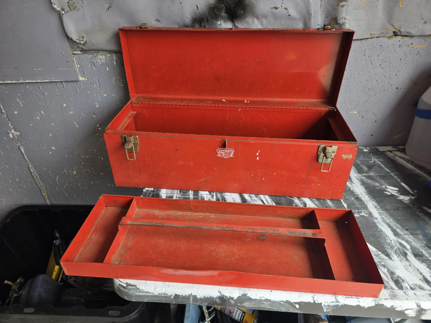 Red "International" Metal Toolbox - photo 2