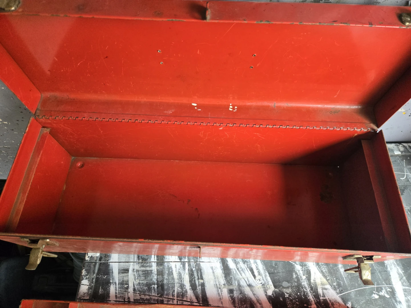 Red "International" Metal Toolbox - photo 3