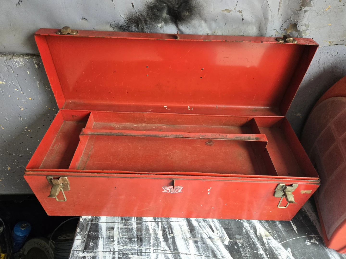 Red "International" Metal Toolbox - photo 4