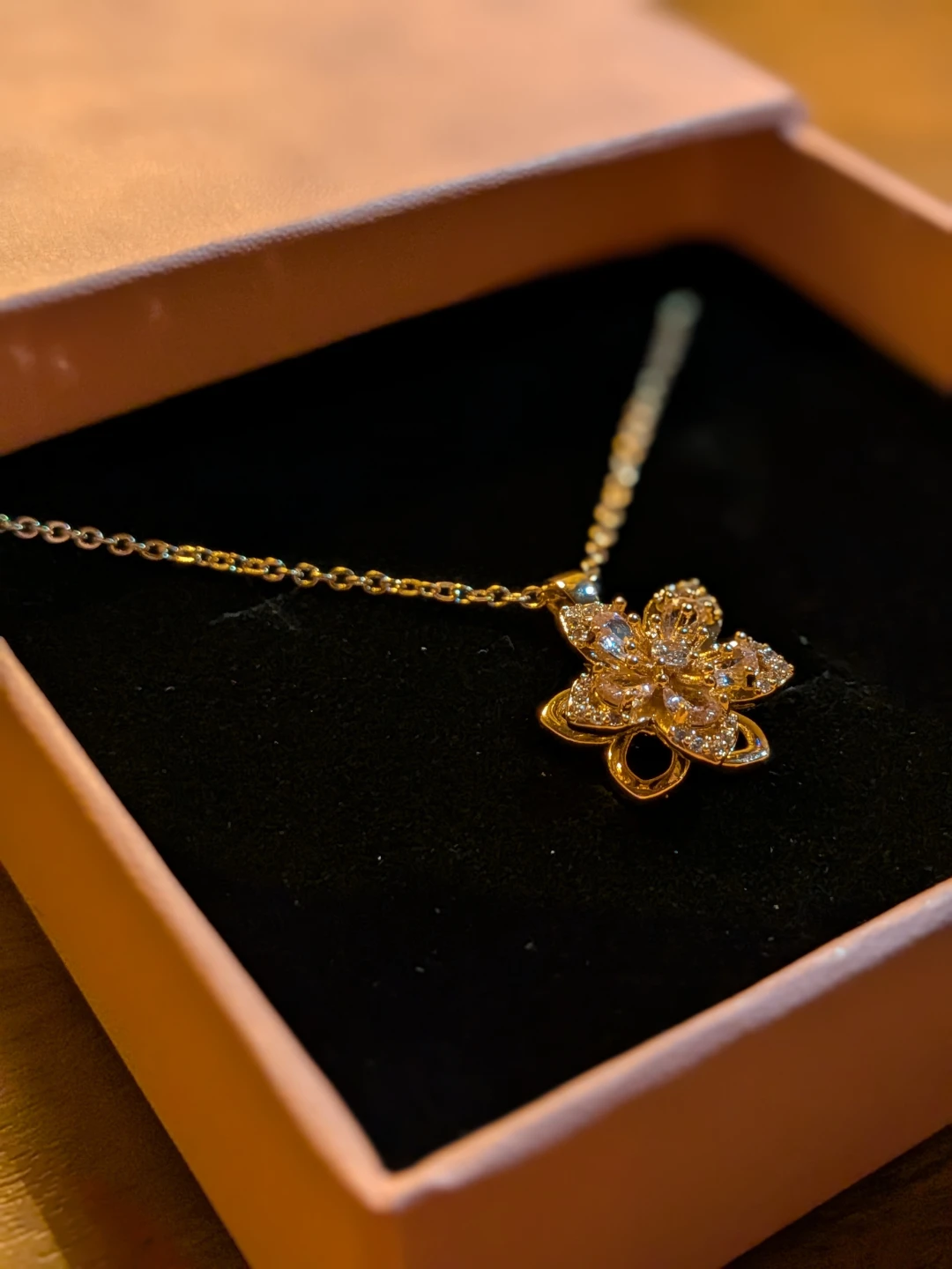 Nush 18 K gold plated Rapunzel gold-tone flower pendant necklace - photo 4