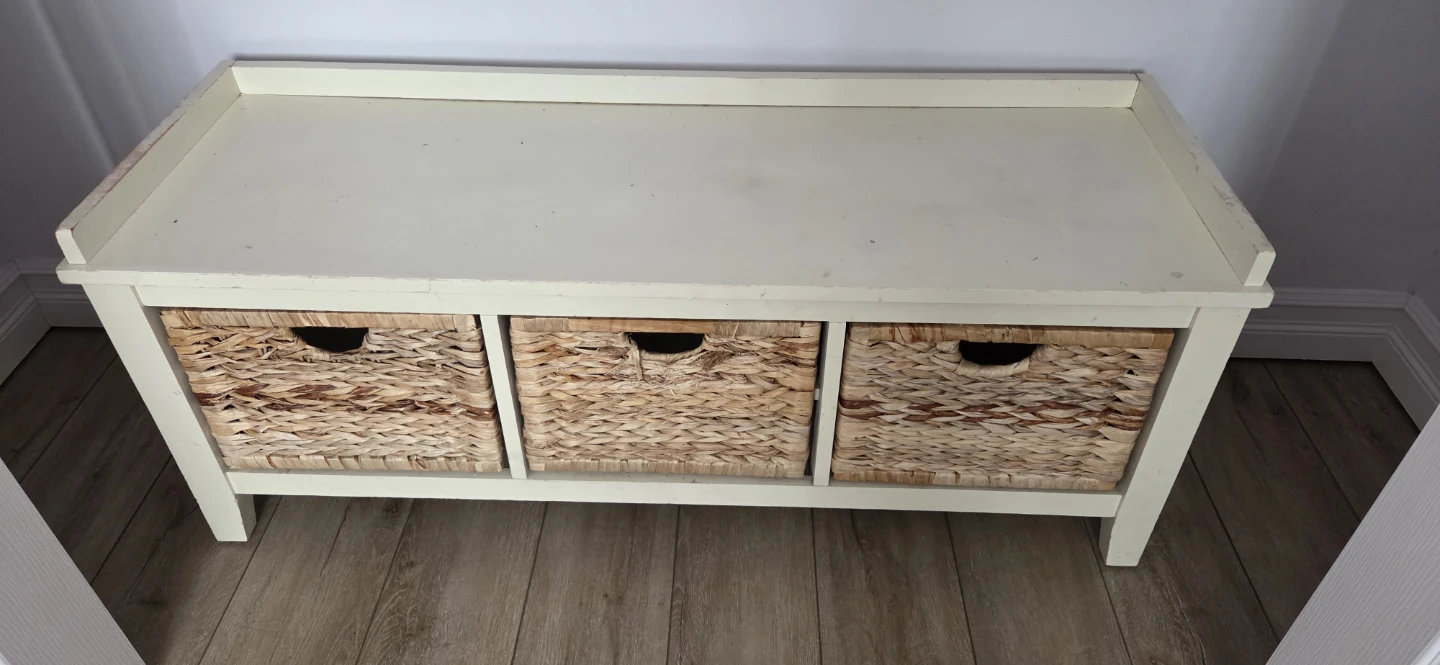 Cream Storage Bench with 3 Wicker Baskets