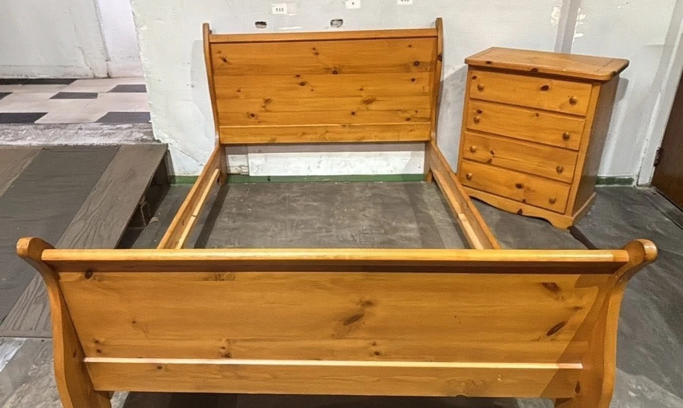 Queen Size Solid Wood Sleigh Bed Frame and Dresser Set. - photo 3