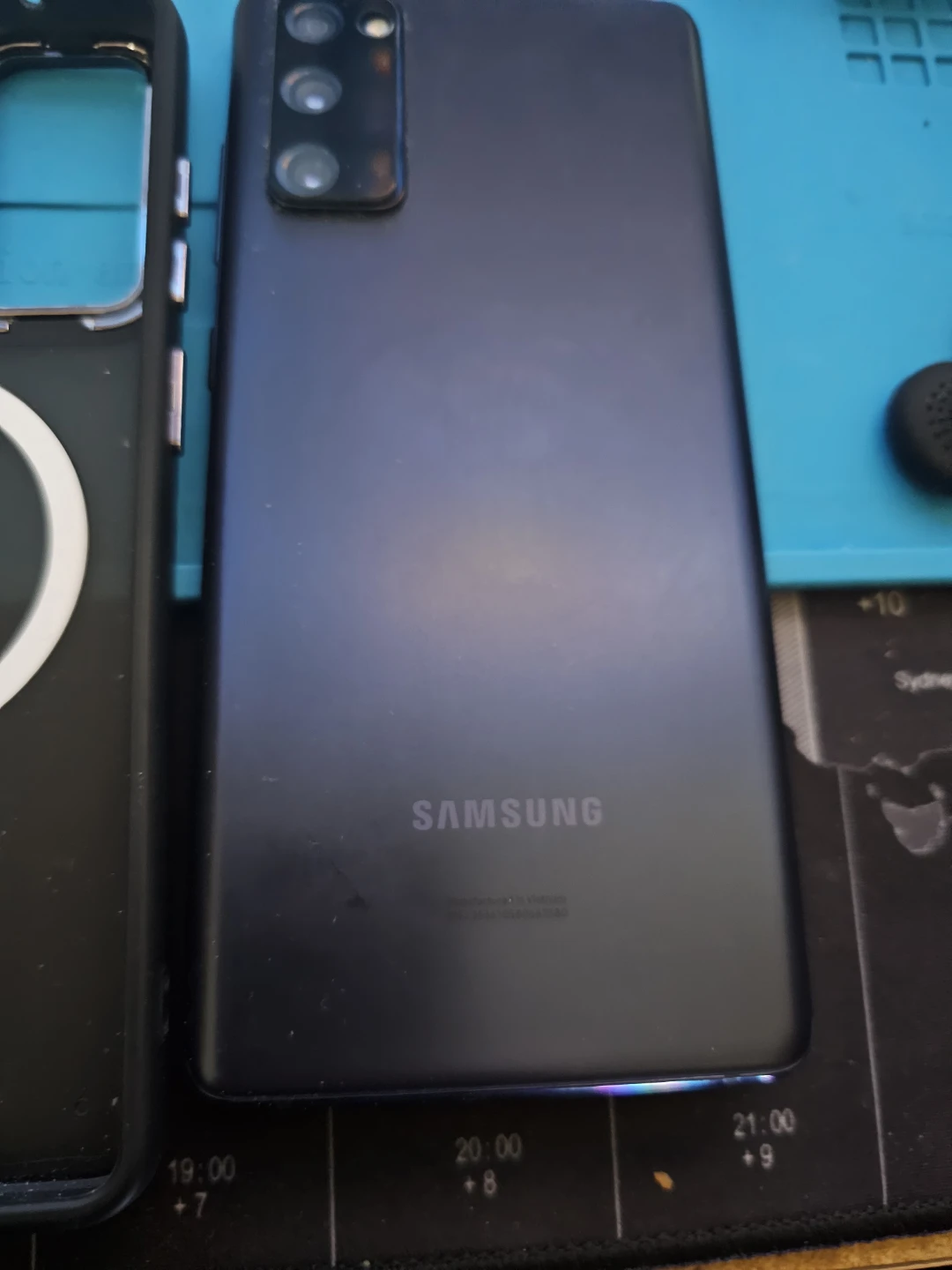 Samsung S20 FE 5G in mint condition - photo 4