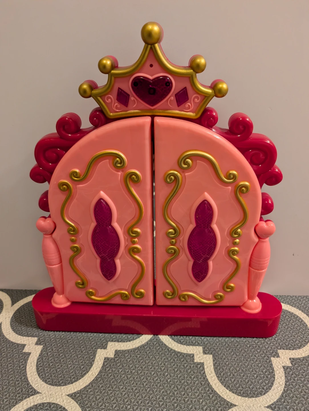 Kids play mirror