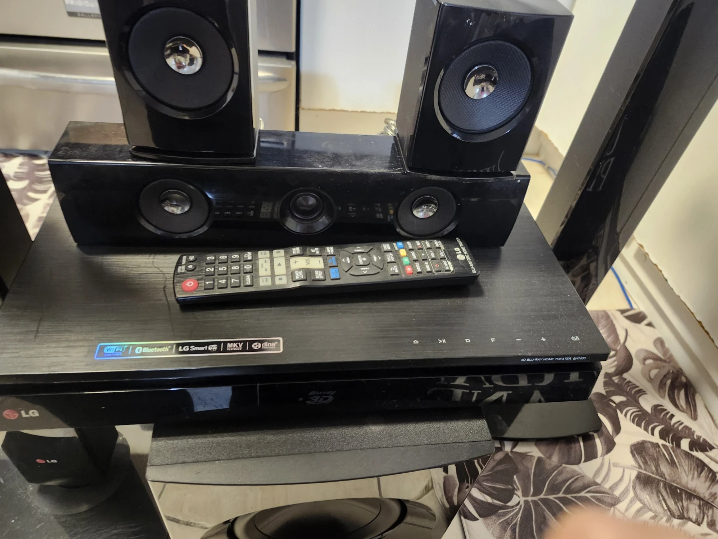 LG 3D Blu-Ray Home Theater System - photo 3