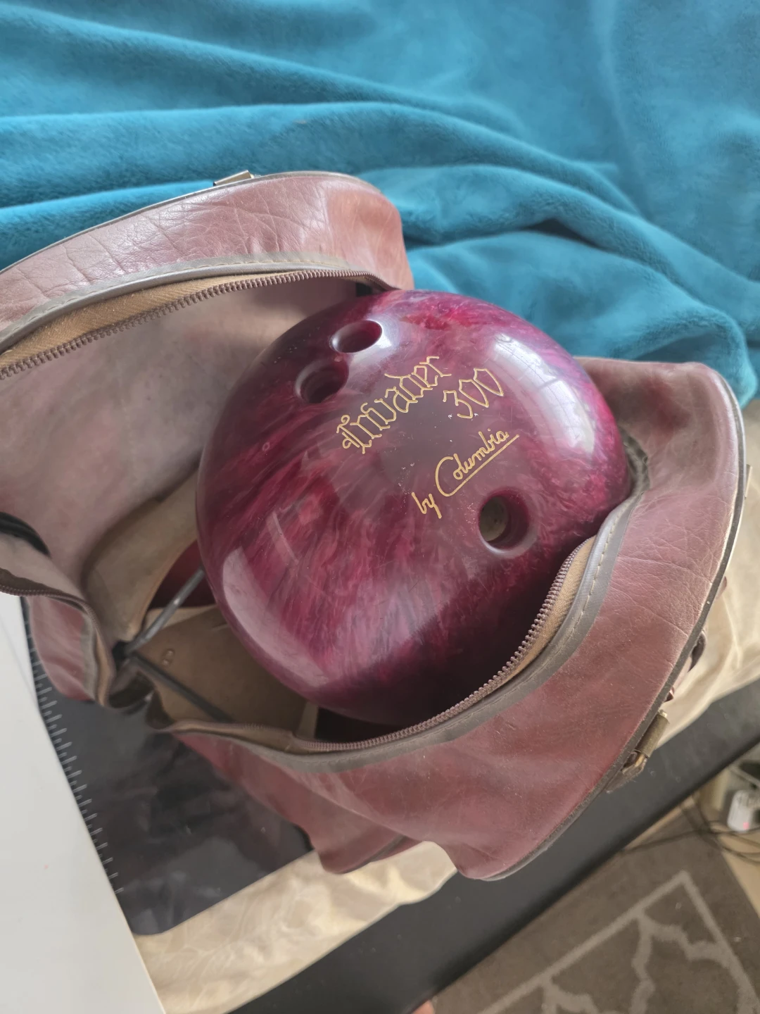Elite Columbia 300 Invader  Bowling Ball +Bag