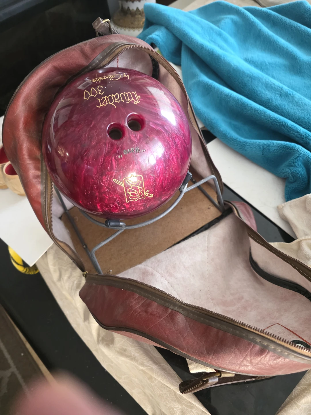 Elite Columbia 300 Invader  Bowling Ball +Bag - photo 2
