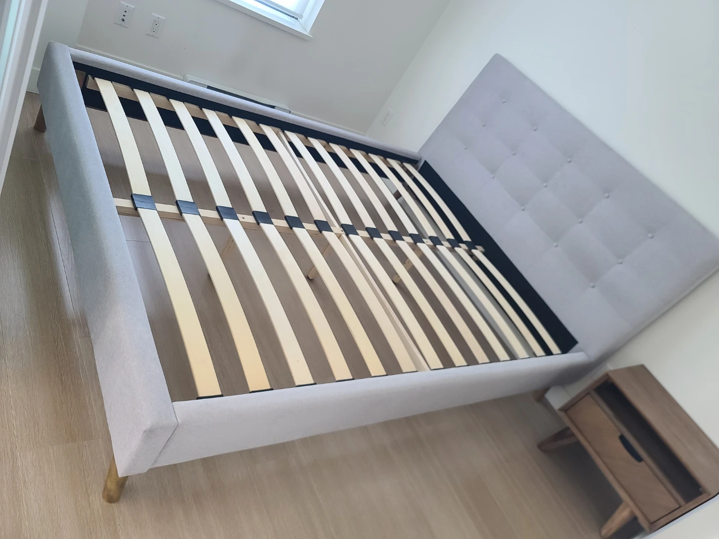 Light Grey Upholstered Bed Frame with Tufted Headboard - photo 2
