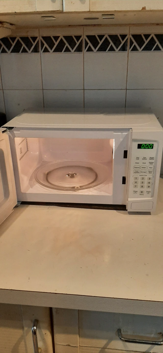 Danby Compact Countertop Microwave READ DESCRIPTION ON SIZE - photo 2