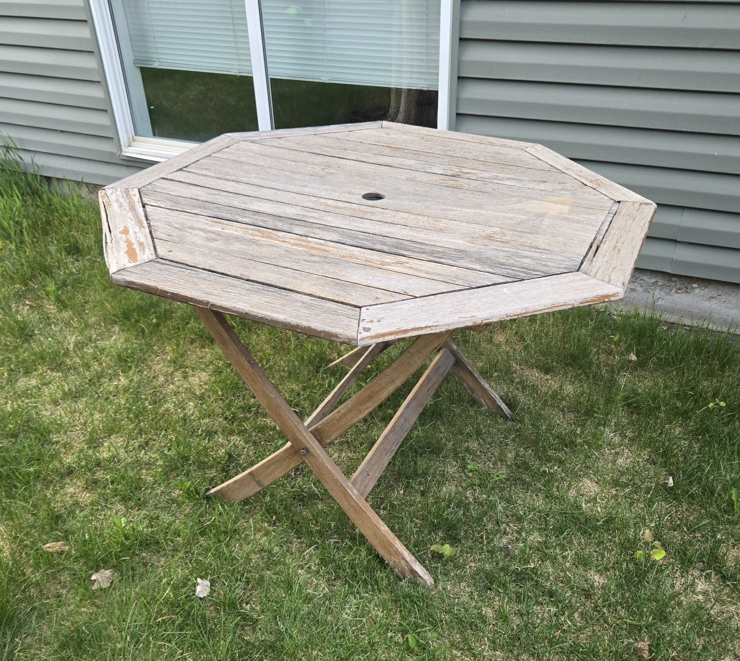 SOLID WOOD OCTAGON PATIO TABLE – UMBRELLA READY