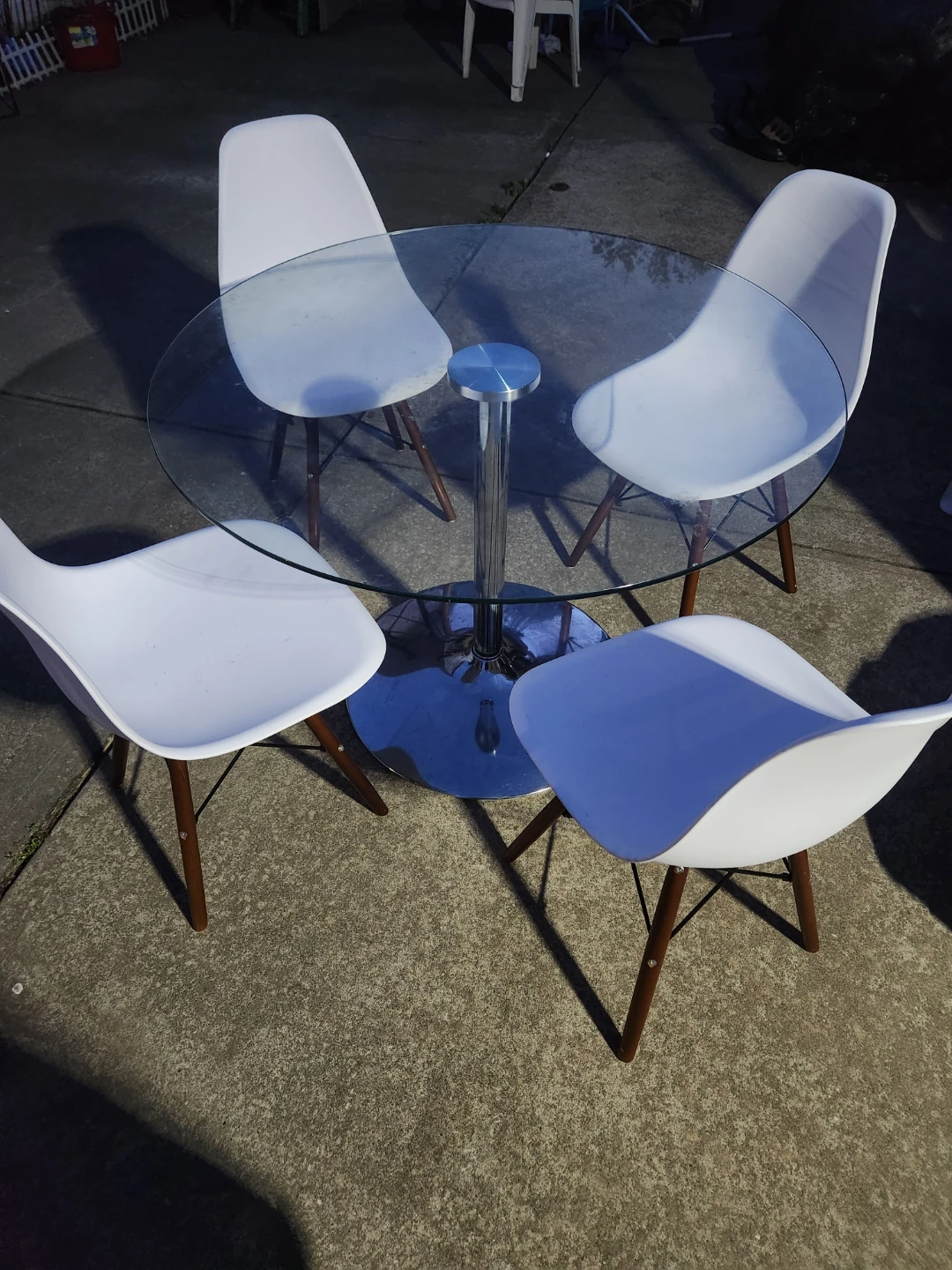 Almost brand new modren dining glass table w 4 chairs - photo 2