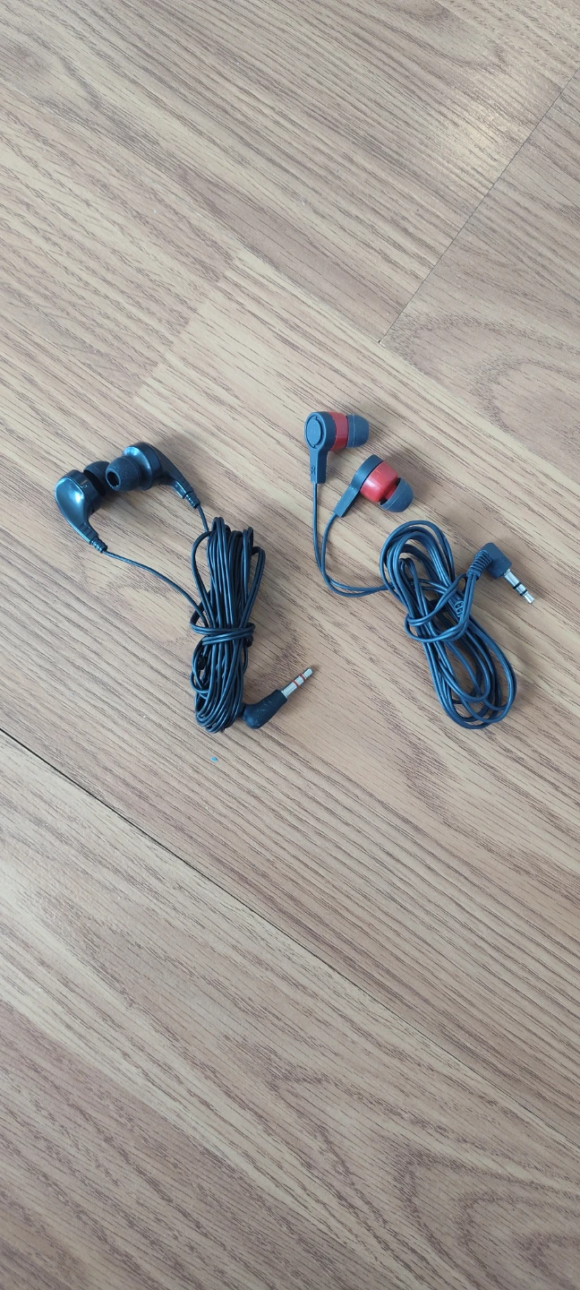[Conditionally Free] Two Pairs of Earphones