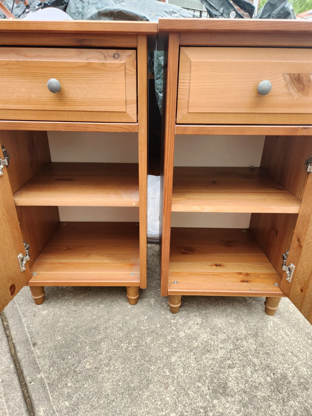 Like new Set of 2 side table with drawers