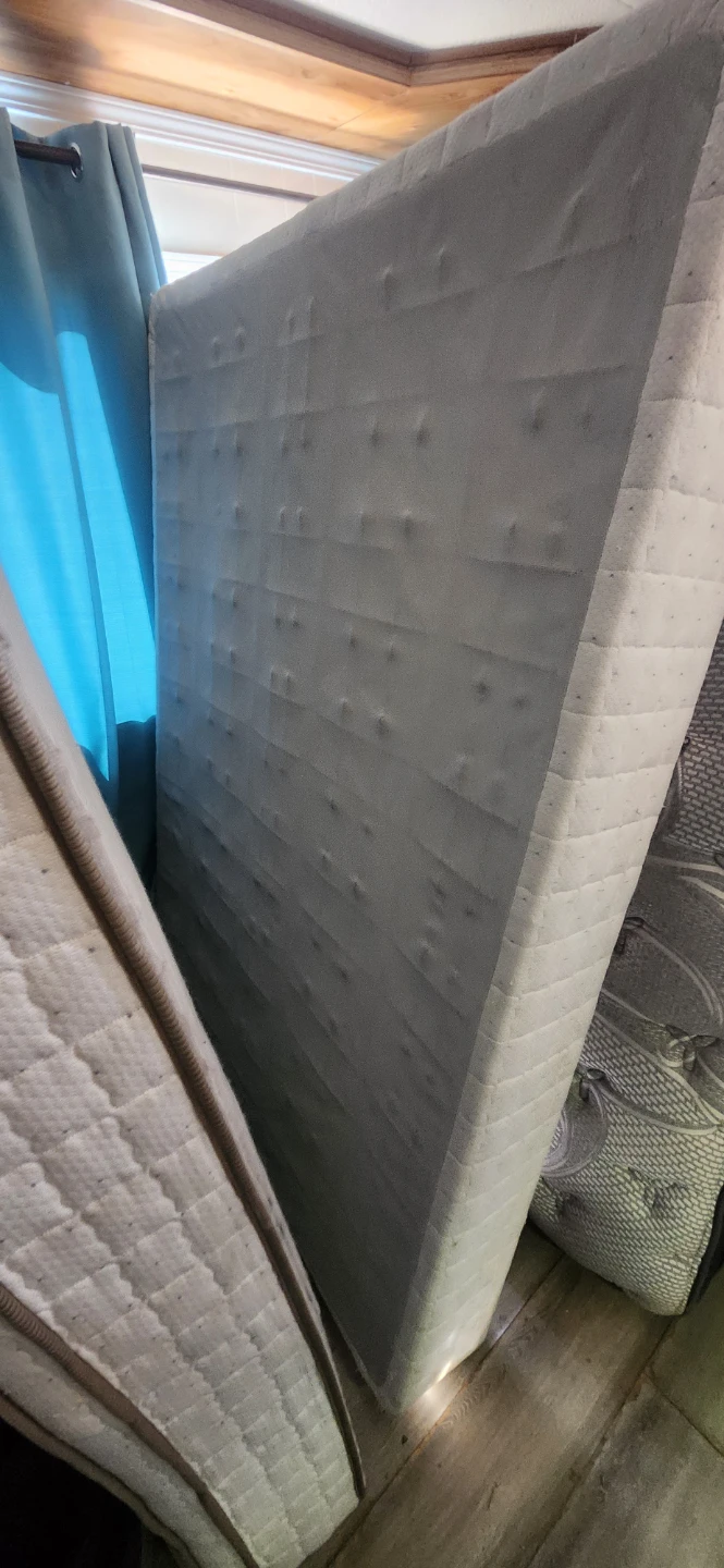 Queen Mattress / box spring and Bed Frame - photo 2