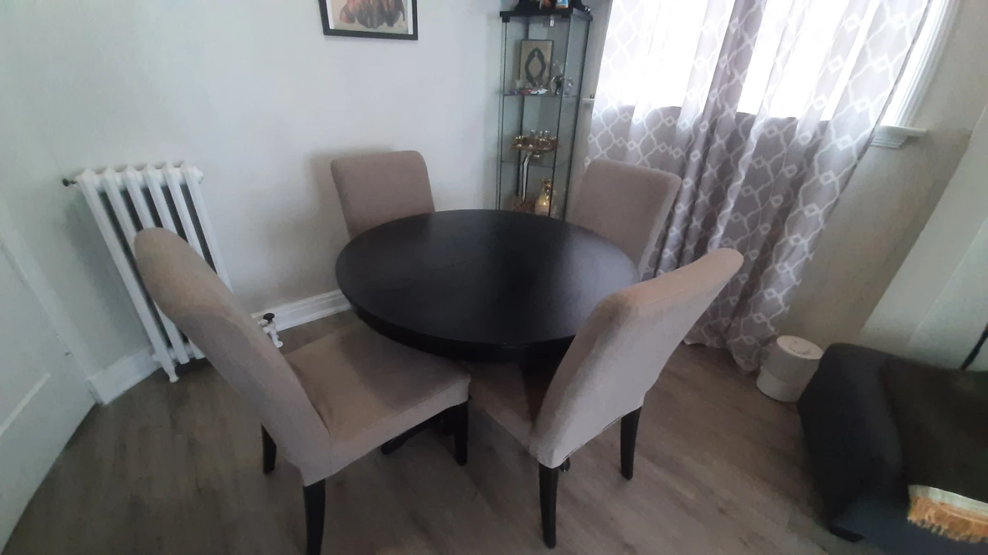 Expandable Dining Table with 4 Chairs
