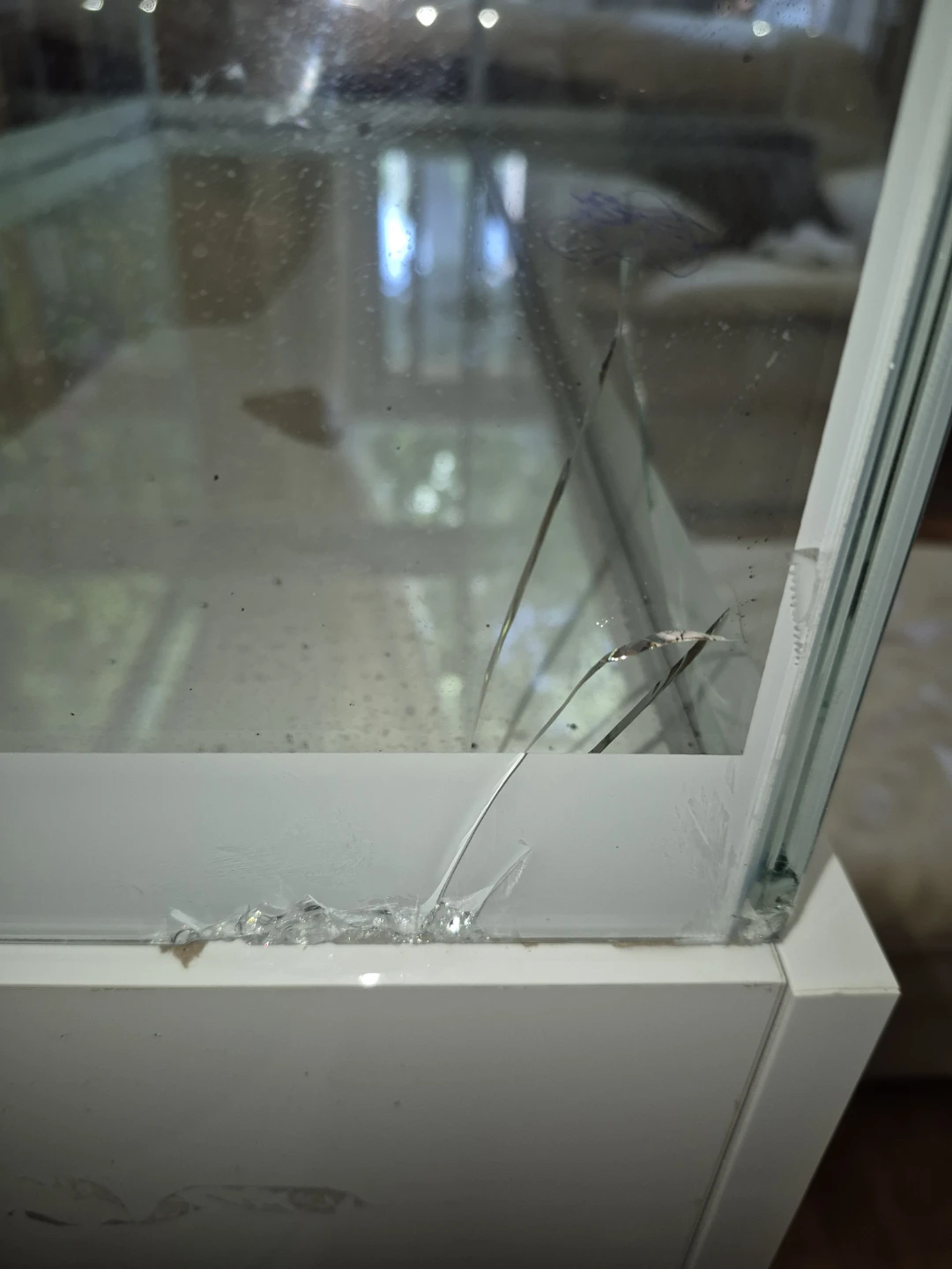 Aquarium Tank with Damaged Corner - photo 3