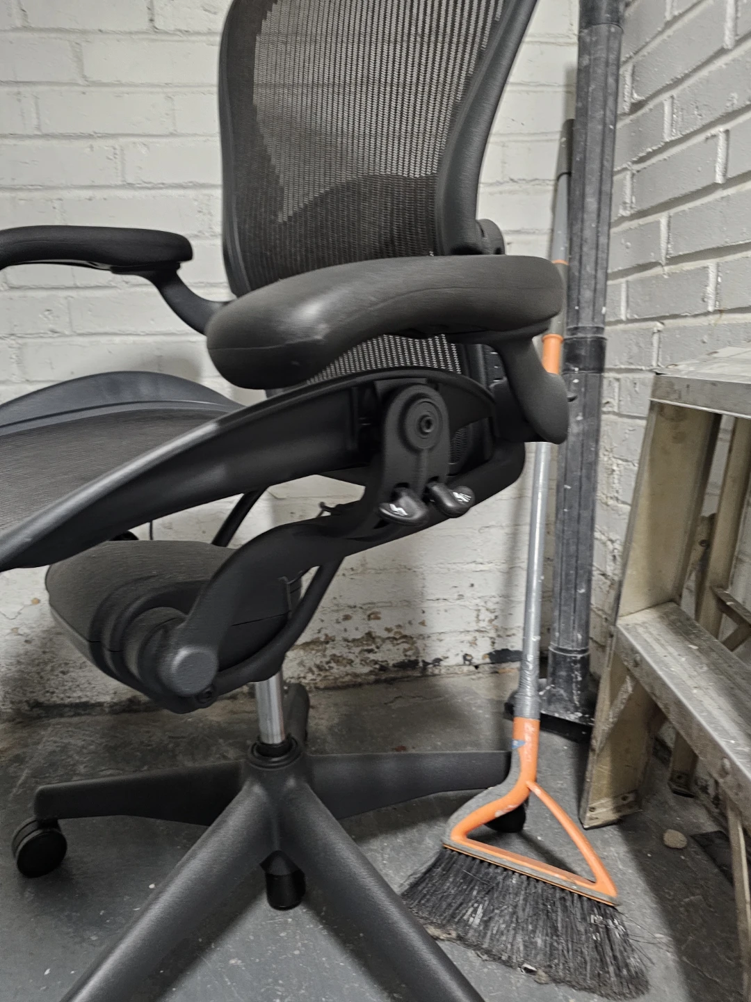 Herman Miller Aeron Chair - photo 4