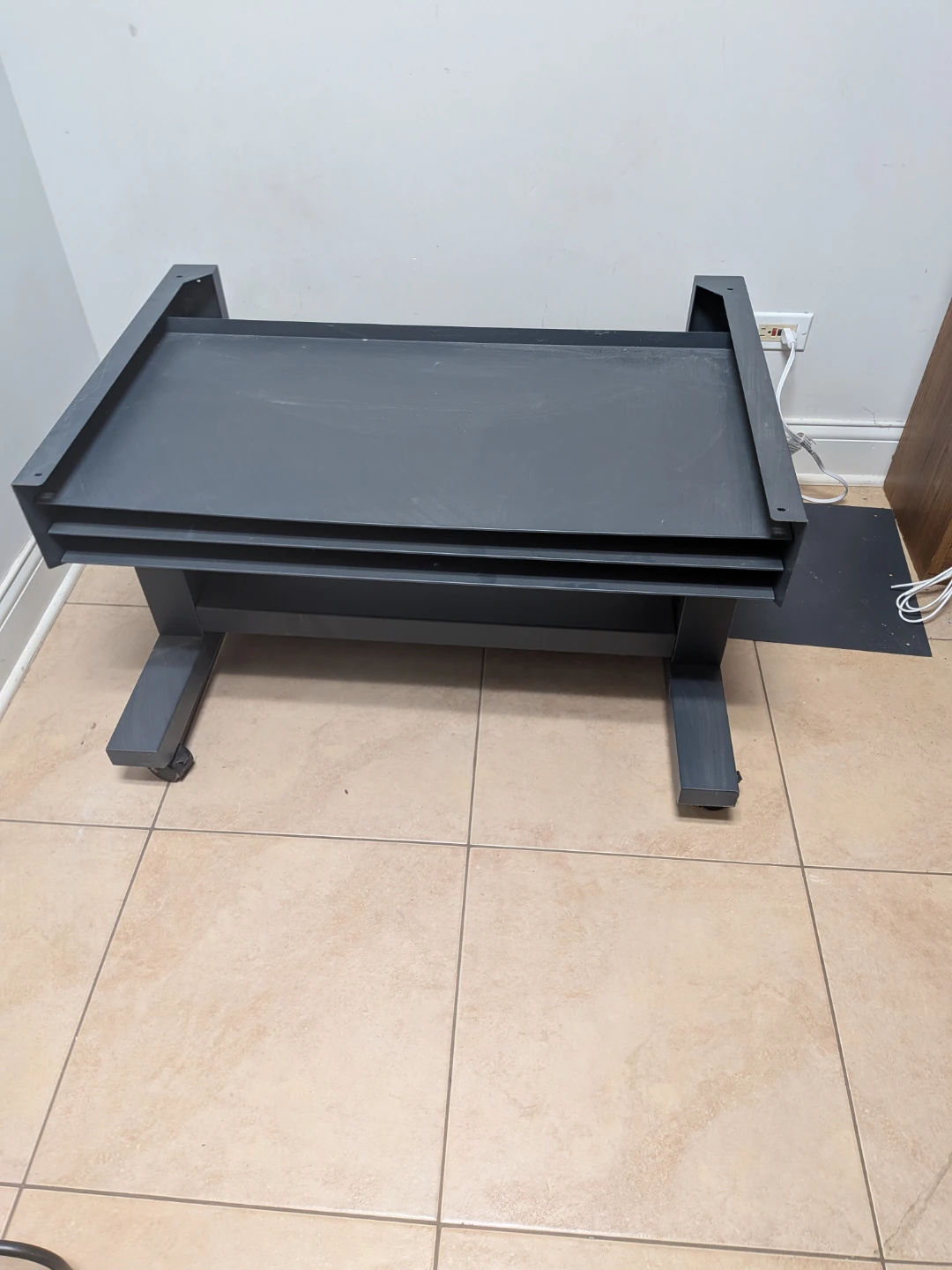 Base for heavy machinery on casters