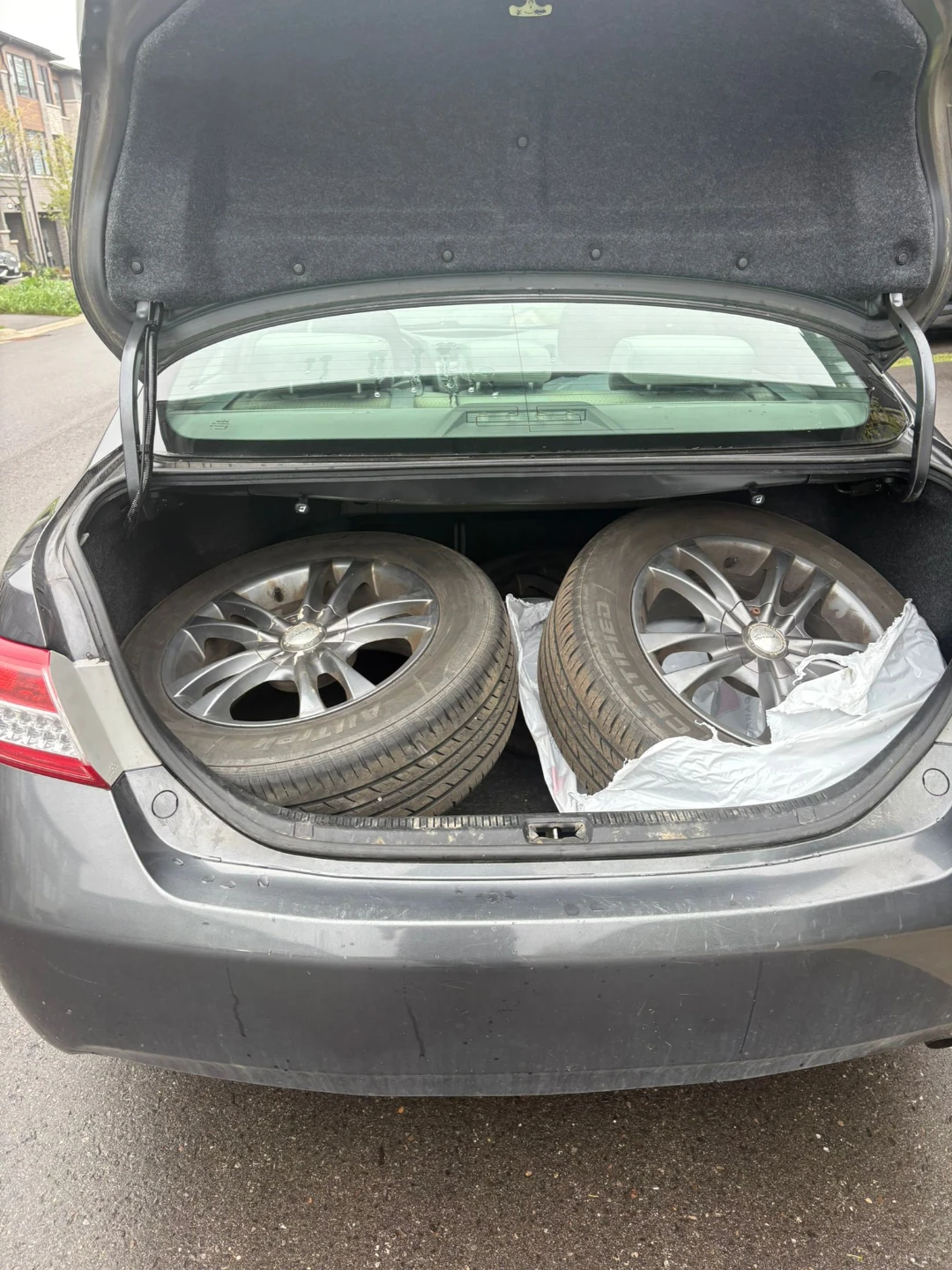 2010 Toyota Camry LE Sedan - photo 4