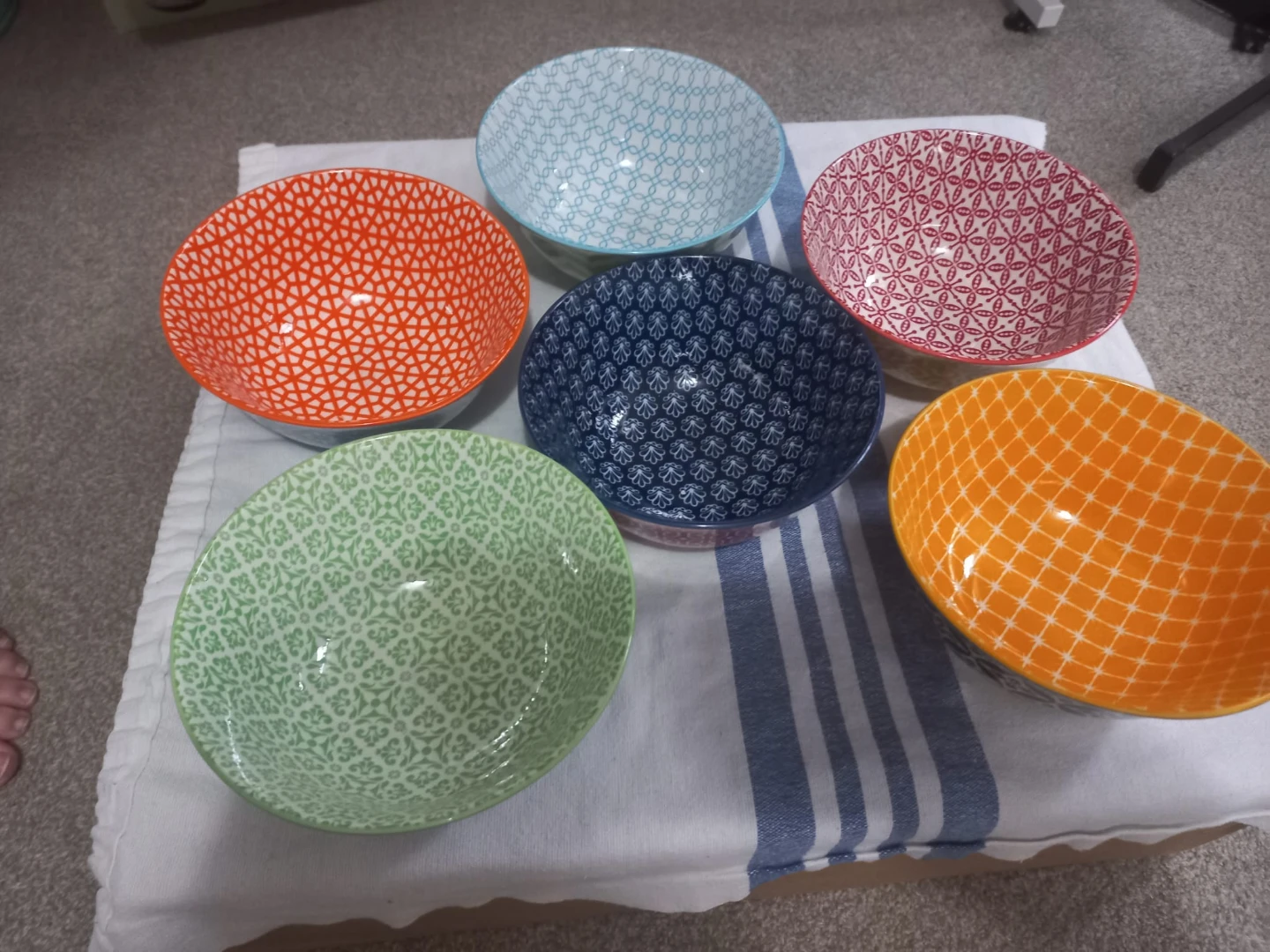 Set of 6 Ceramic Bowls with Patterned Design