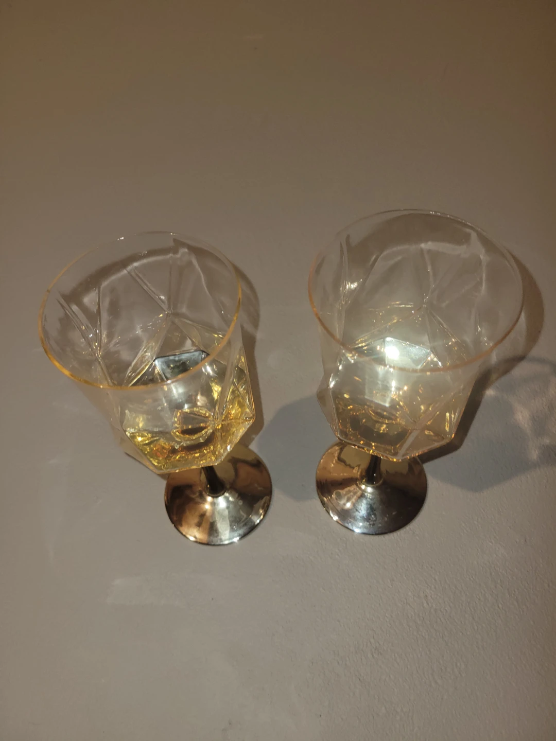 Set of 2 Gold Stem Wine Glasses - photo 2