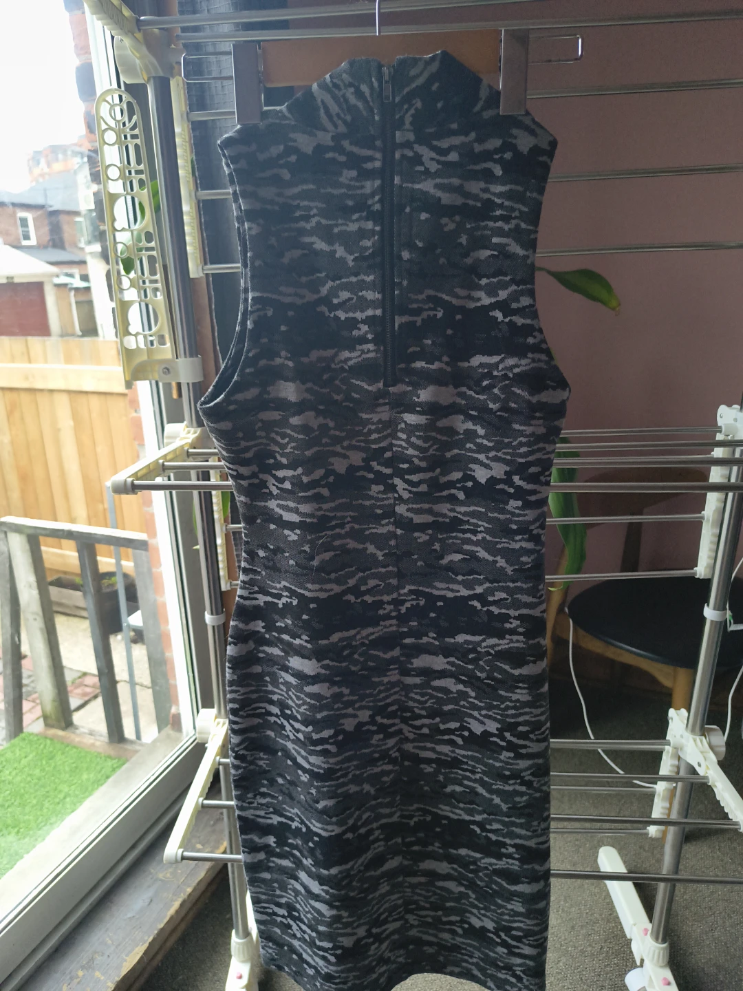 Sleeveless Black & Grey Camo Print Dress - photo 2