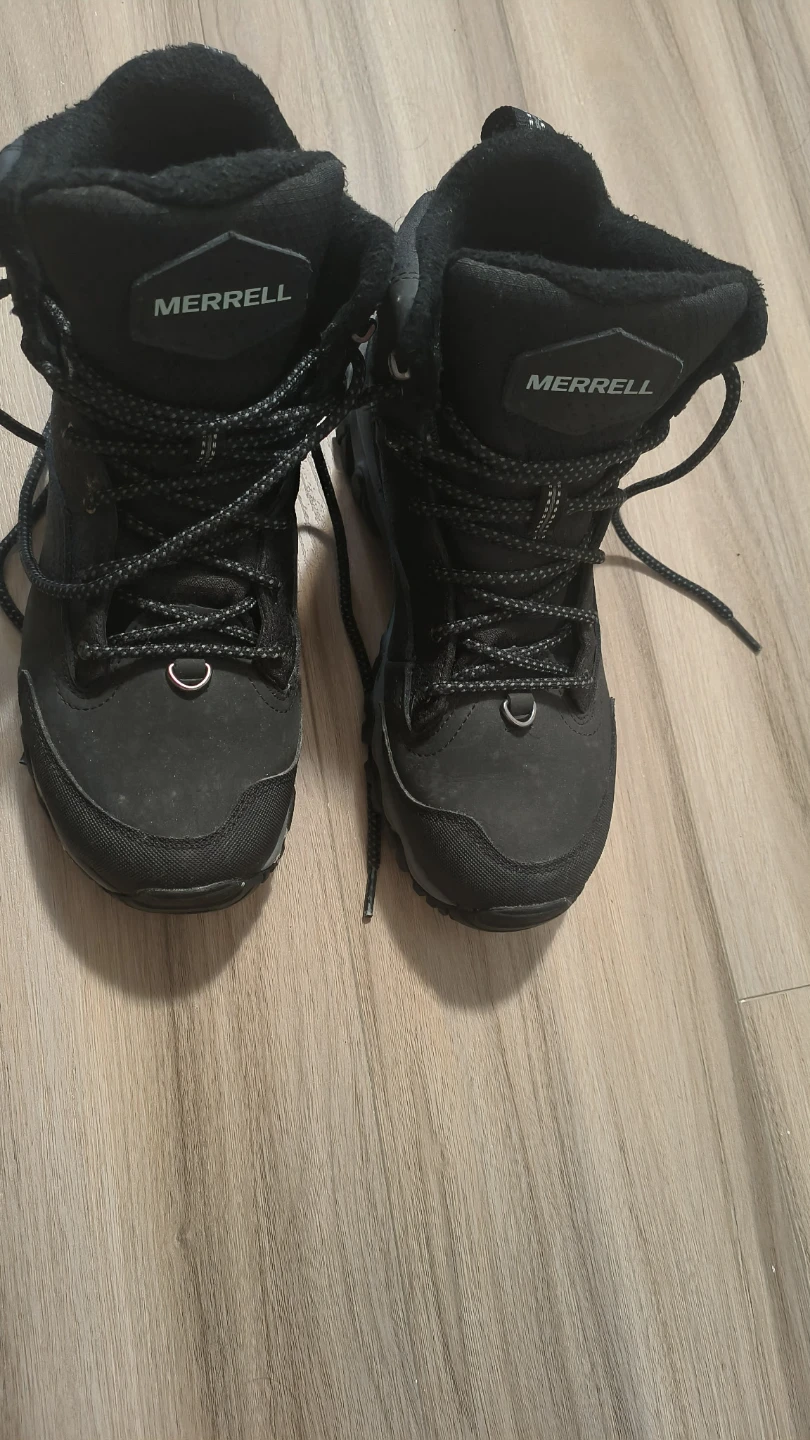 Snow boots