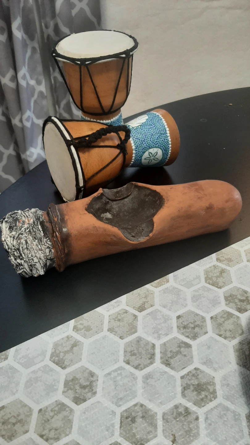 Set of two decorative drums and a ceramic cigar holder