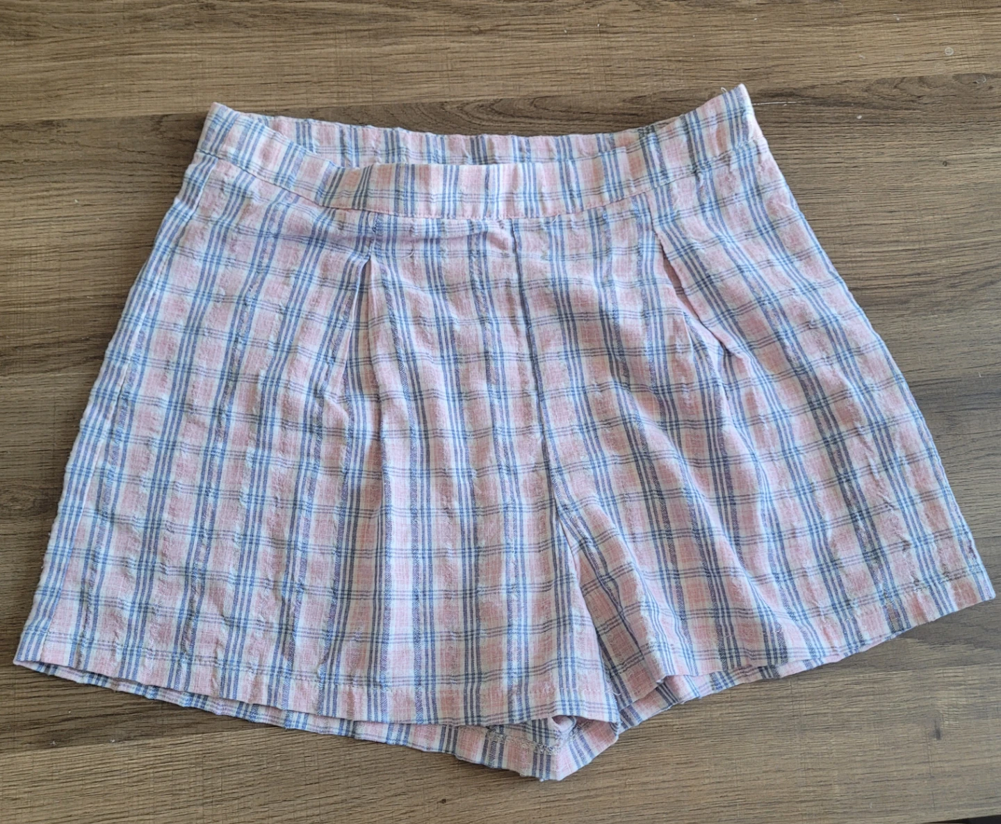 En creme Pink and Blue Plaid Shorts