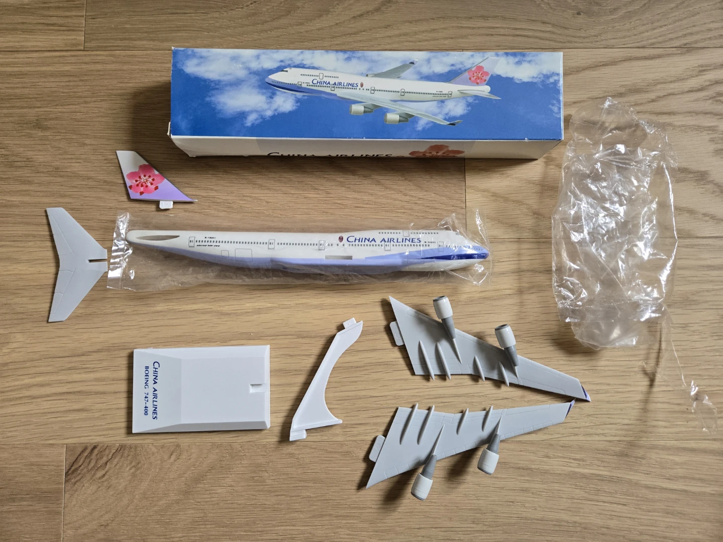China Airlines Boeing 747-400 Model Airplane 1:250 Scale - photo 2