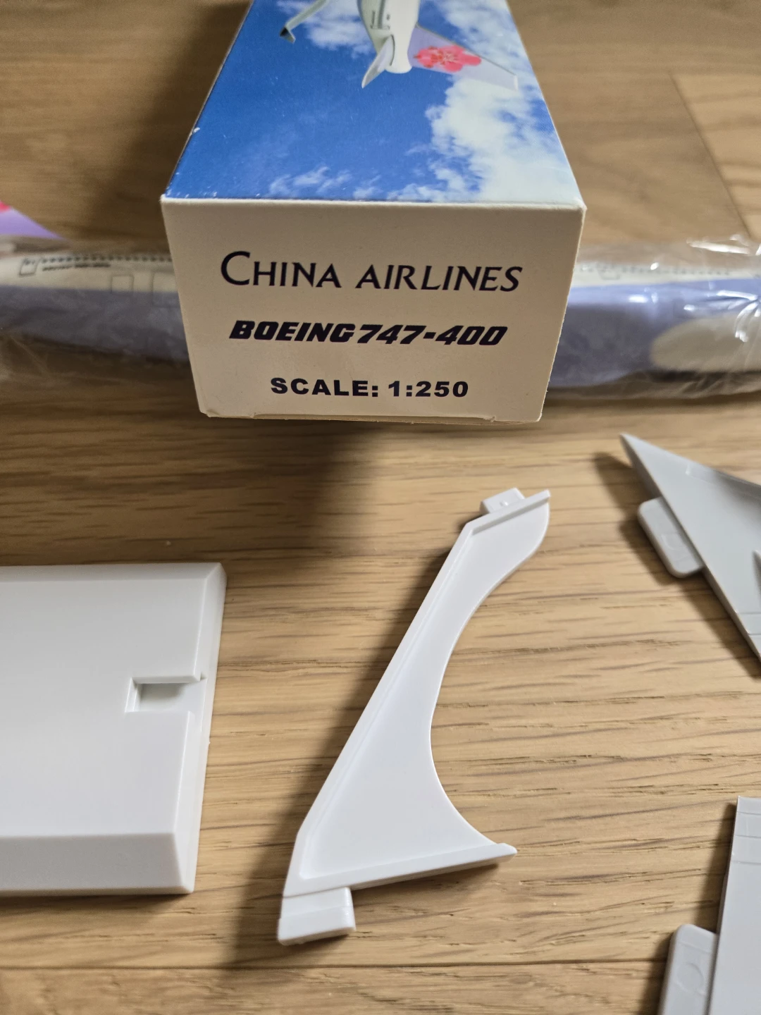 China Airlines Boeing 747-400 Model Airplane 1:250 Scale - photo 3
