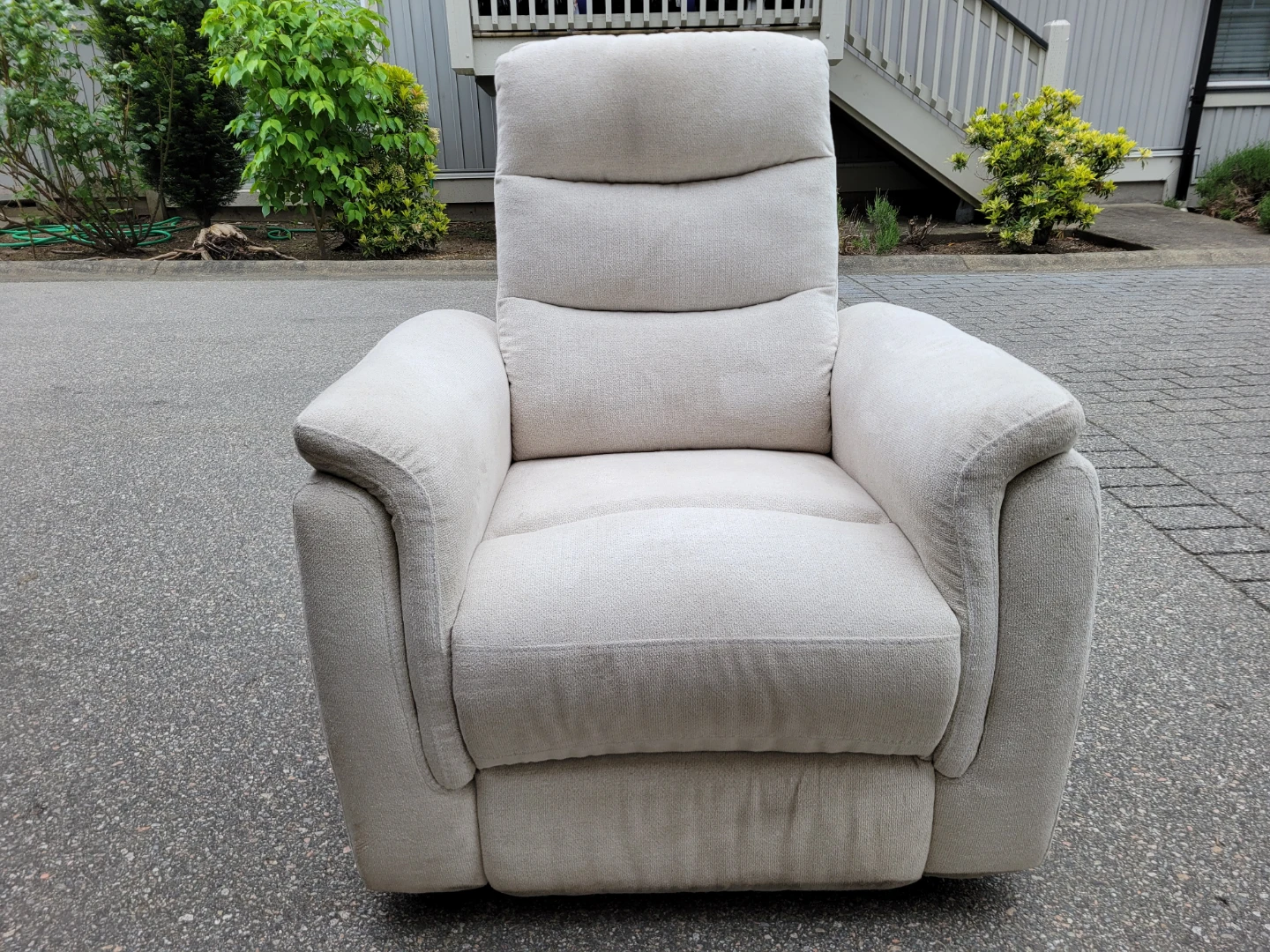 Beautiful Cream Fabric and Leather Sofa Chairs. - photo 3