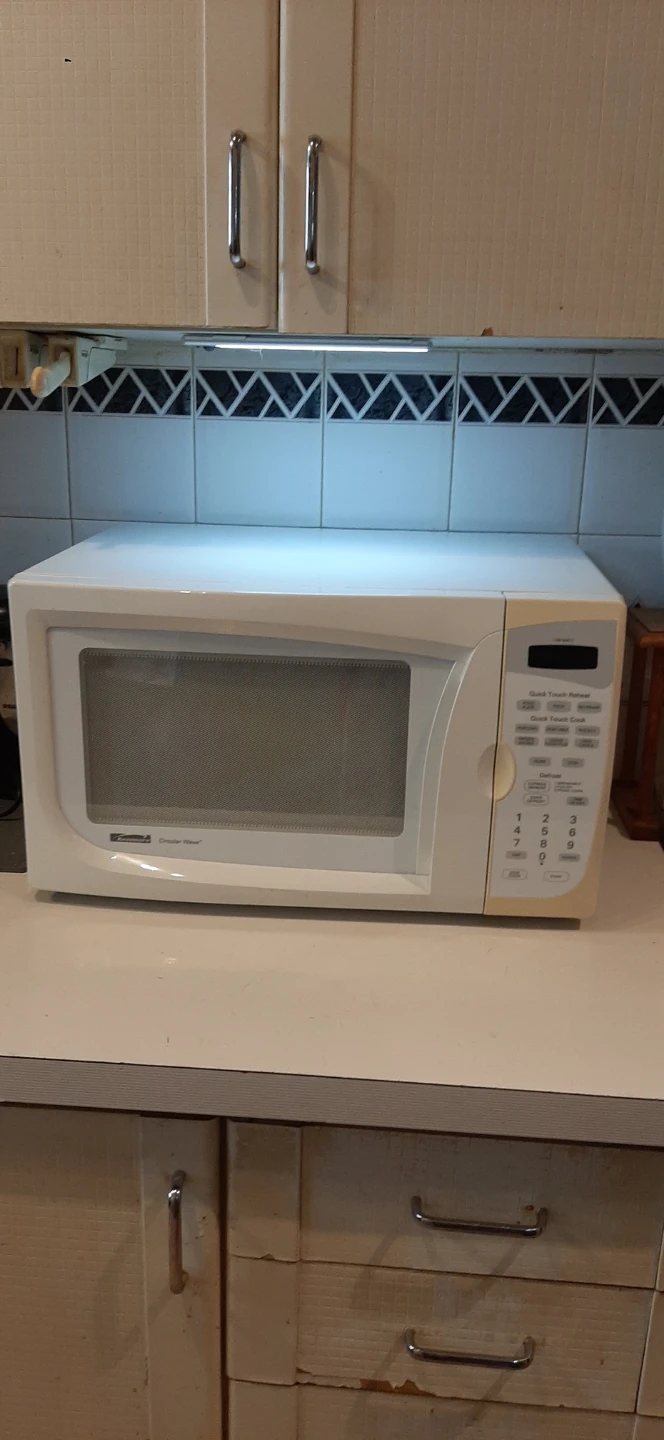 Kenmore White Countertop Microwave READ DESCRIPTION ON SIZE