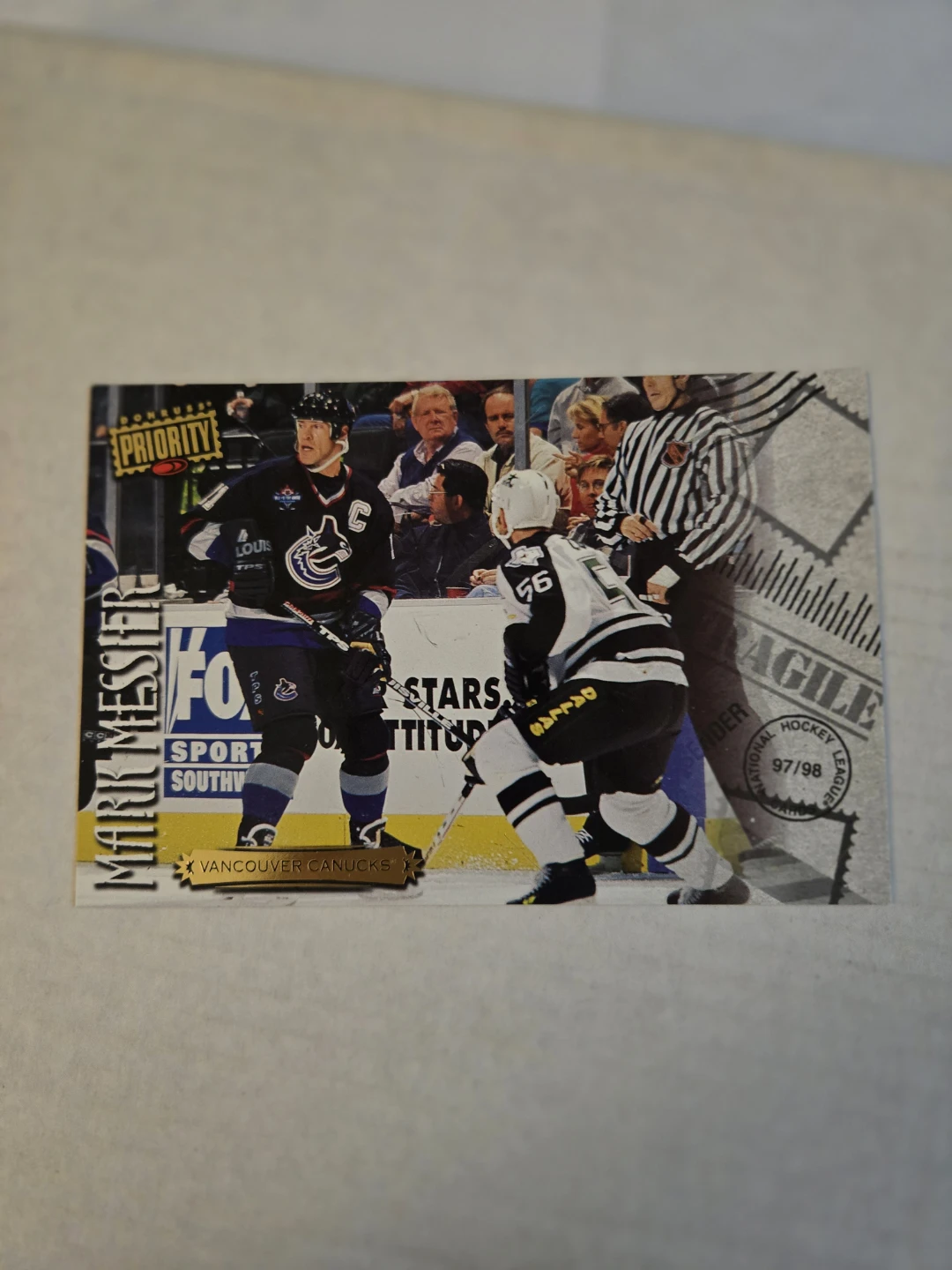 1997-98 Vancouver Canucks Mark Messier Hockey Card