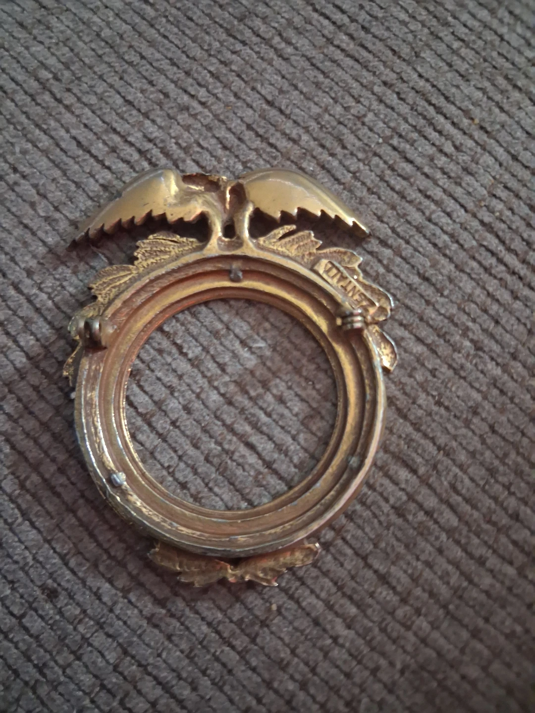 Vintage Gold Tone Eagle Circular Photo Frame Brooch - photo 2