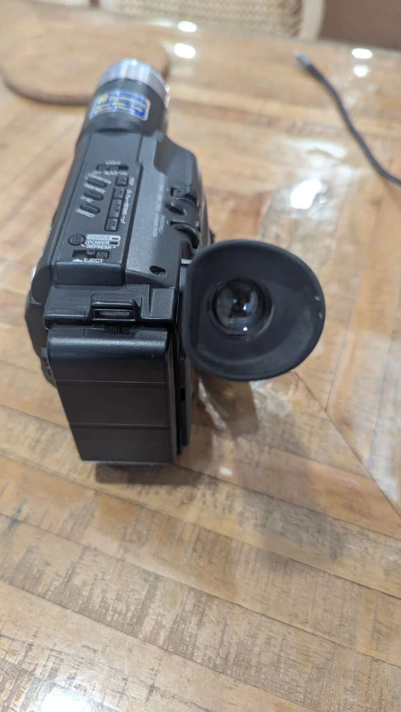 JVC GR-AXM230 VHS-C Camcorder - photo 2