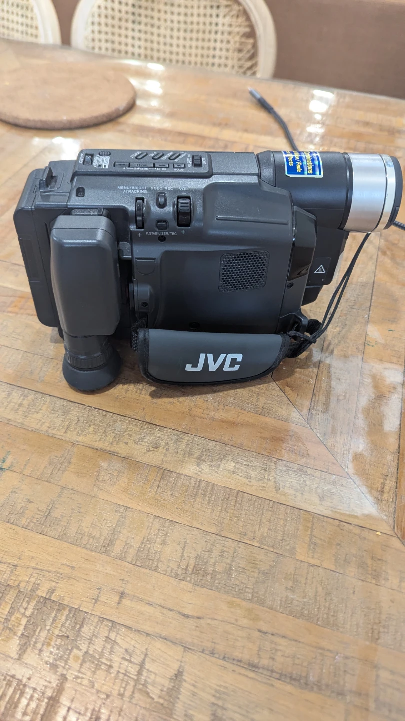 JVC GR-AXM230 VHS-C Camcorder - photo 3