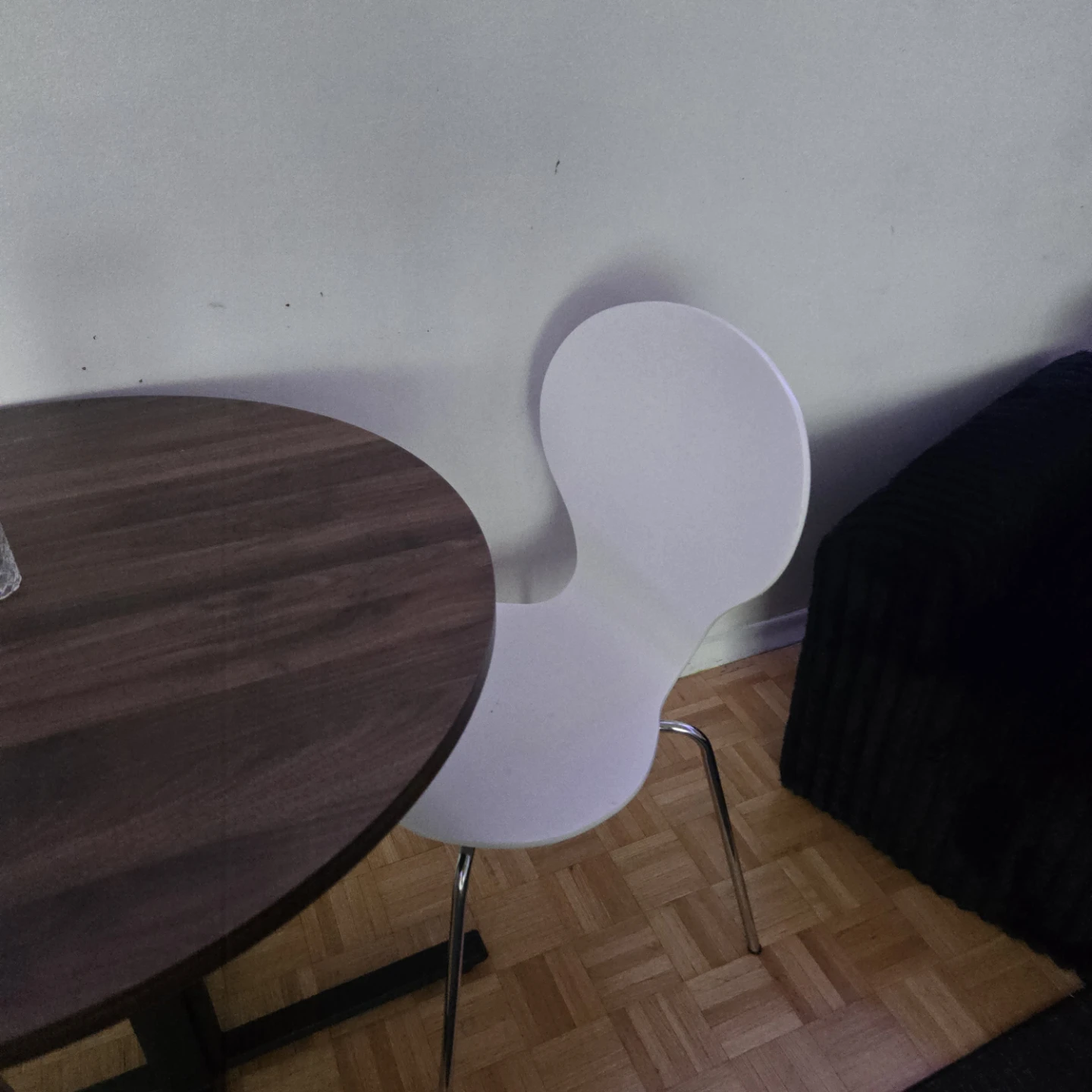 Table and two ikea chairs - photo 2