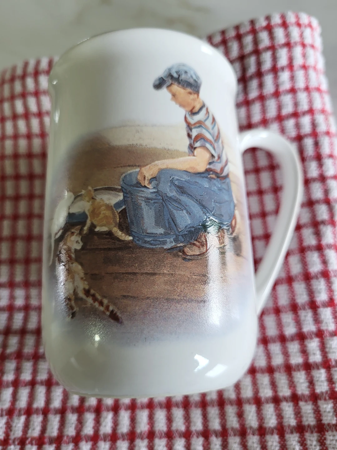 White Ceramic Mug with Vintage Artwork - photo 3