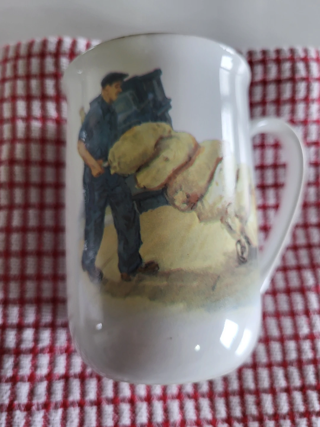 White Ceramic Mug with Vintage Artwork - photo 4