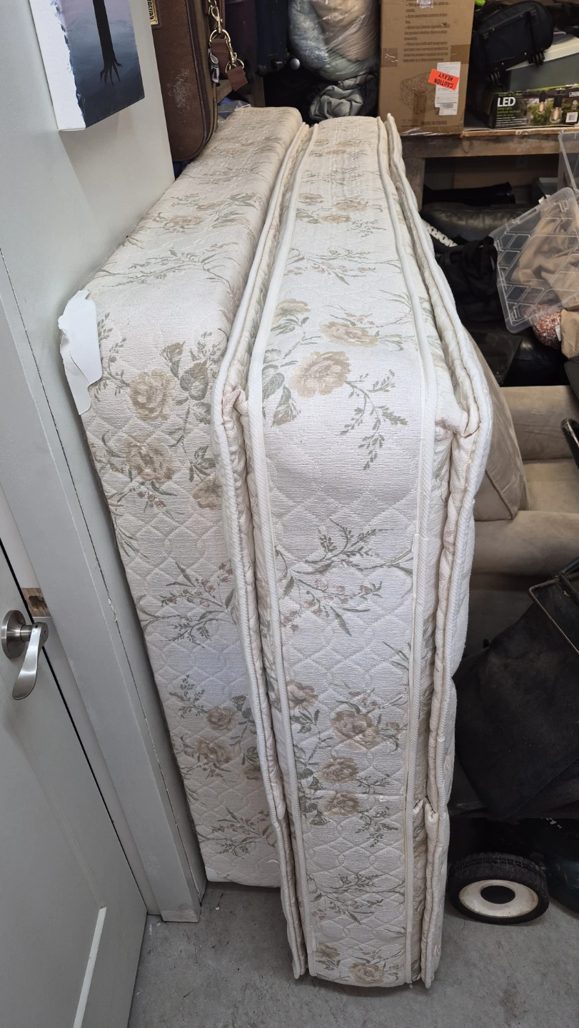 Twin Size Mattress with Floral Pattern - photo 2