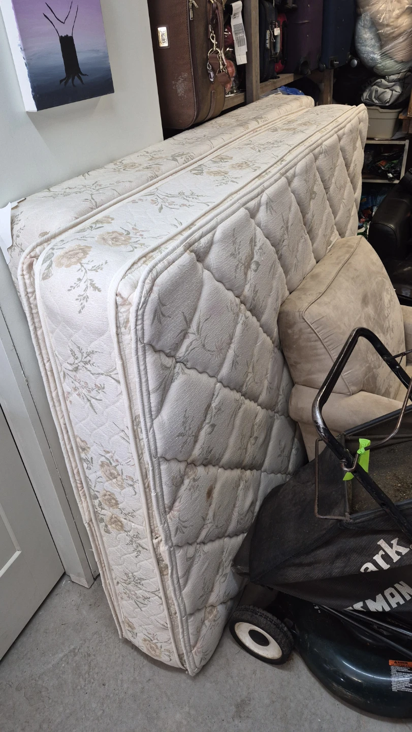 Twin Size Mattress with Floral Pattern - photo 3