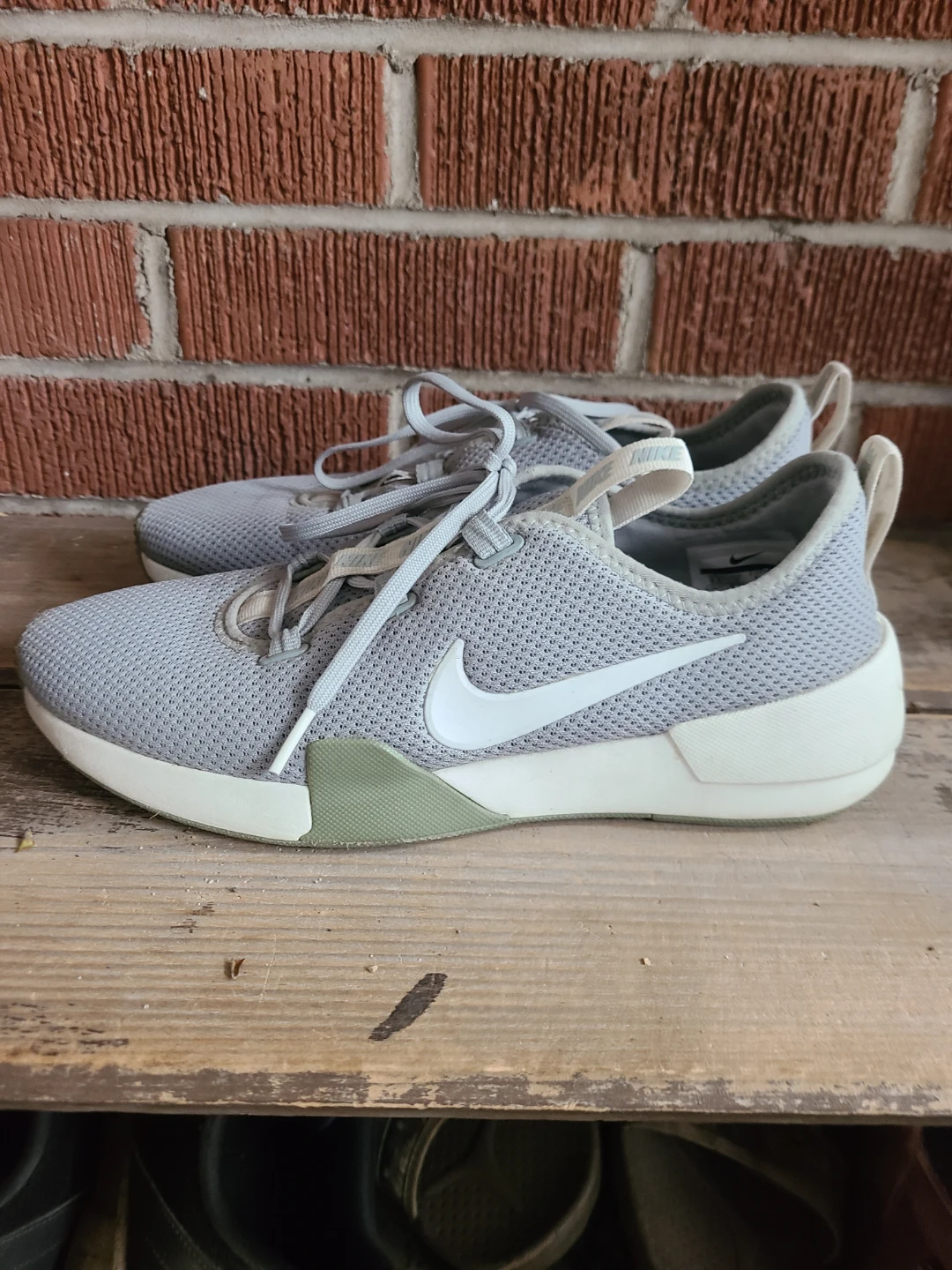 Nike Women's Grey Athletic Shoes Size 9.5