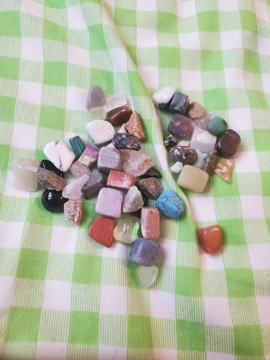 GEMSTONES/TUMBLED STONES