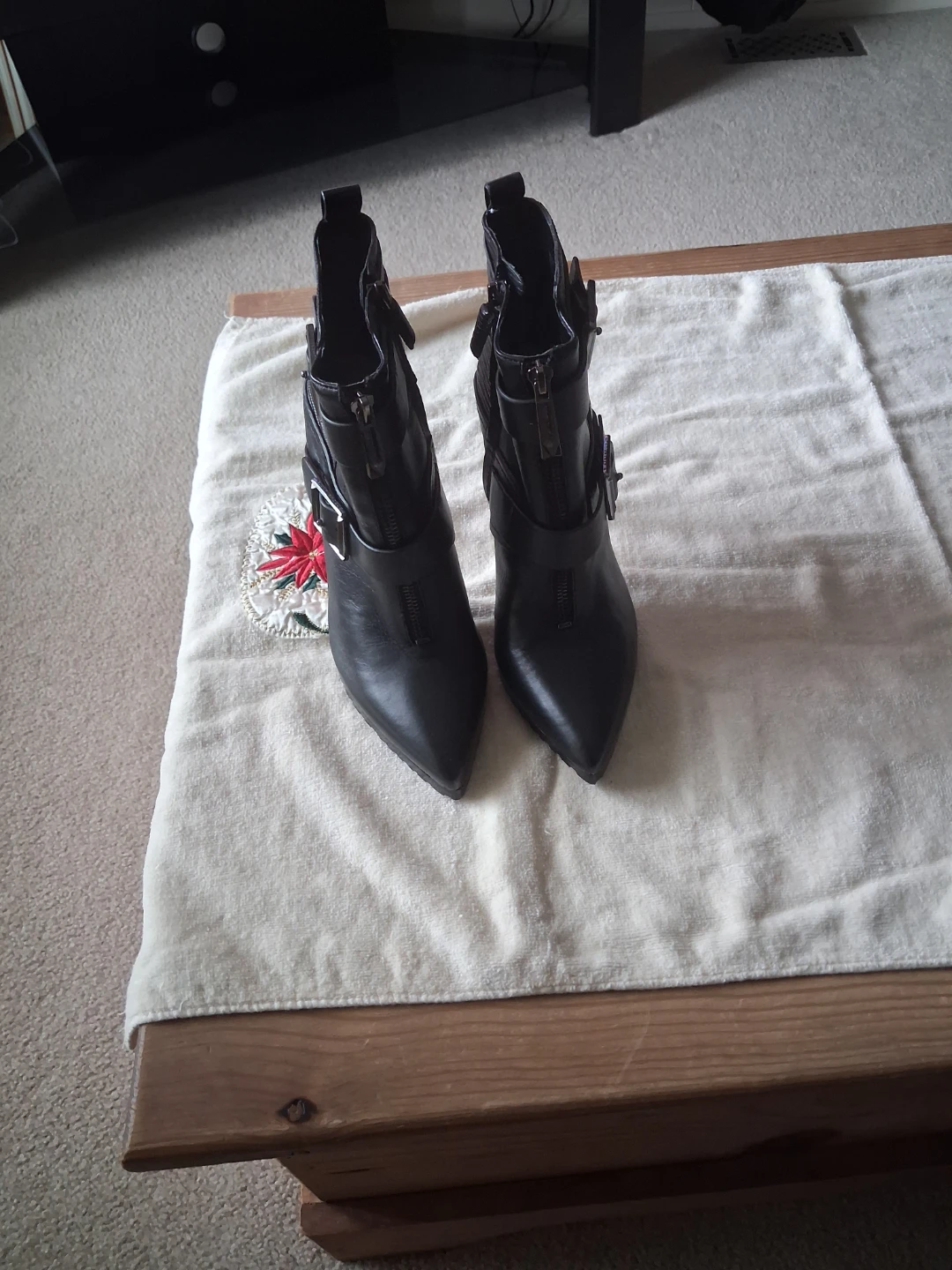 Vince Camuto Black Leather Pointed Toe- Size 8M
