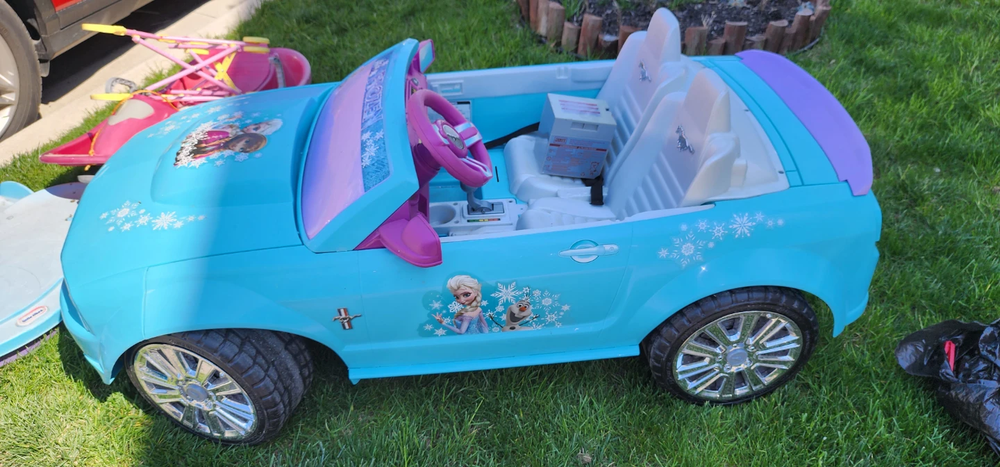 12 V - Frozen Powered Ride-On Car