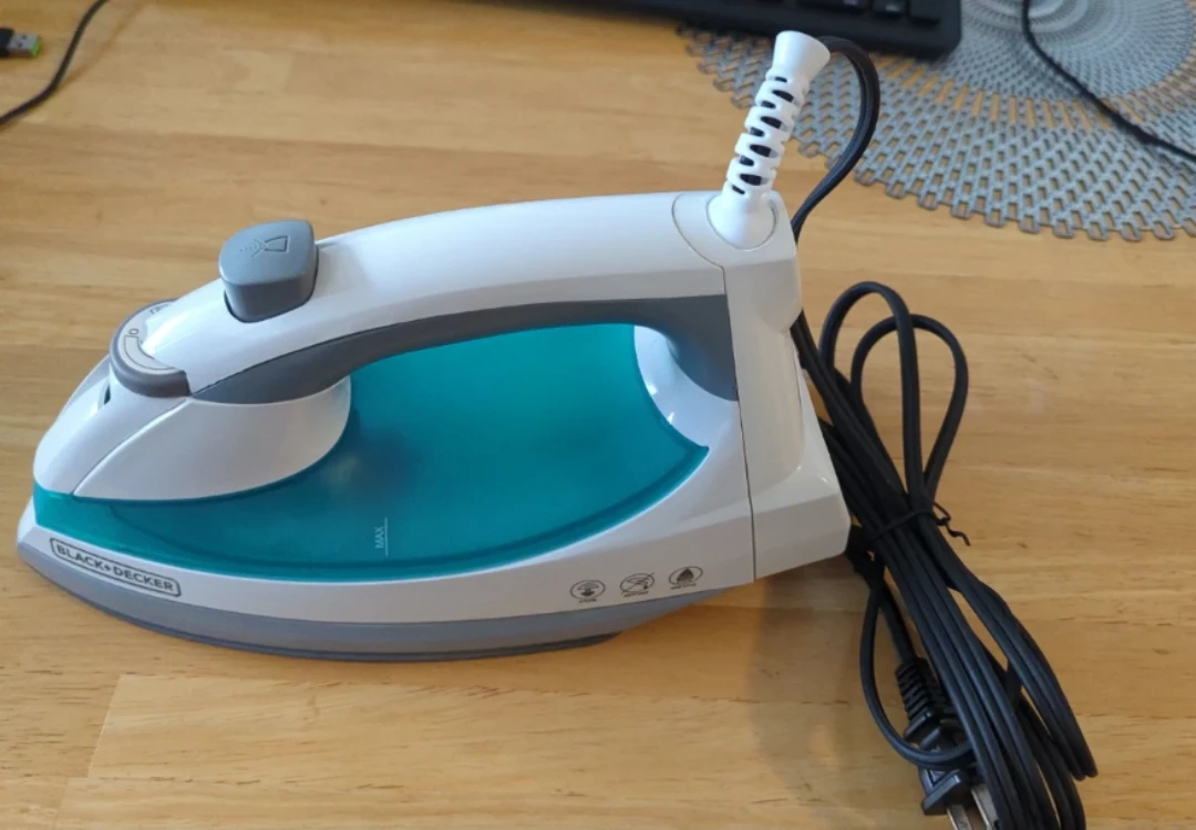 BLACK+DECKER Light 'n Easy Steam Iron - photo 2