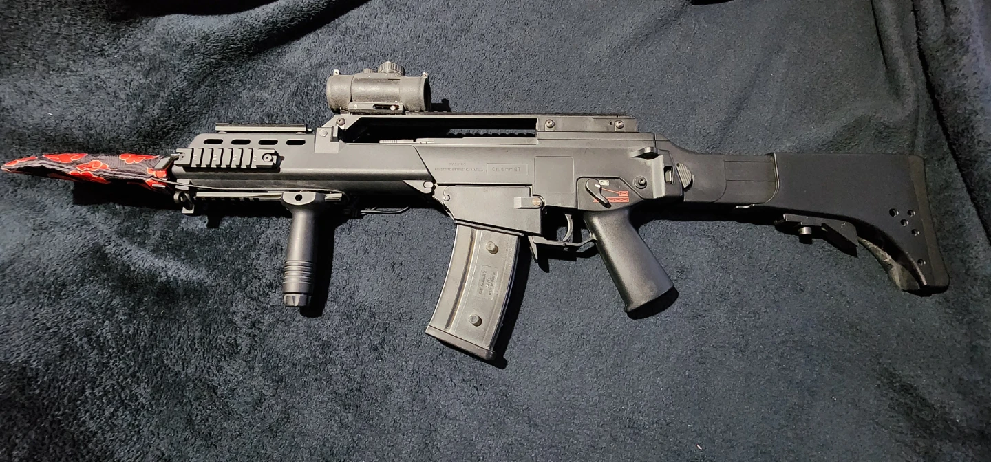 H&K G36C Airsoft Rifle with Red Dot Sight and Extra Magazine